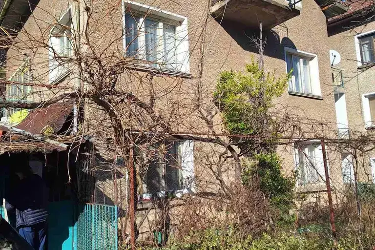 House in област София, Гара Лакатник