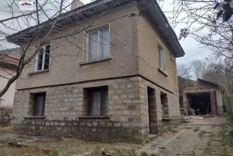 House in област София, Cerovo