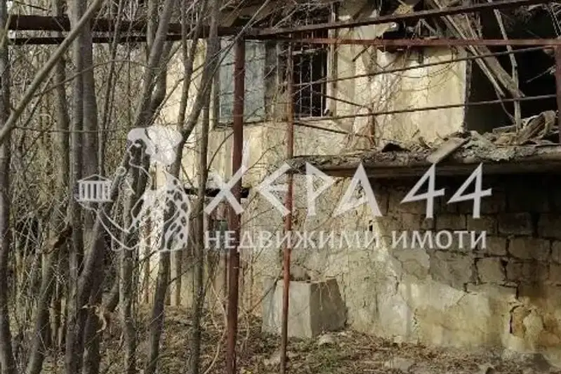 Къща с 2 стаи и двор в с. Млада гвардия, обл. Варна