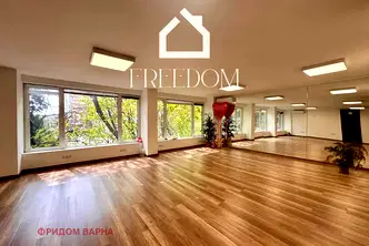 Офис във Варна, Център