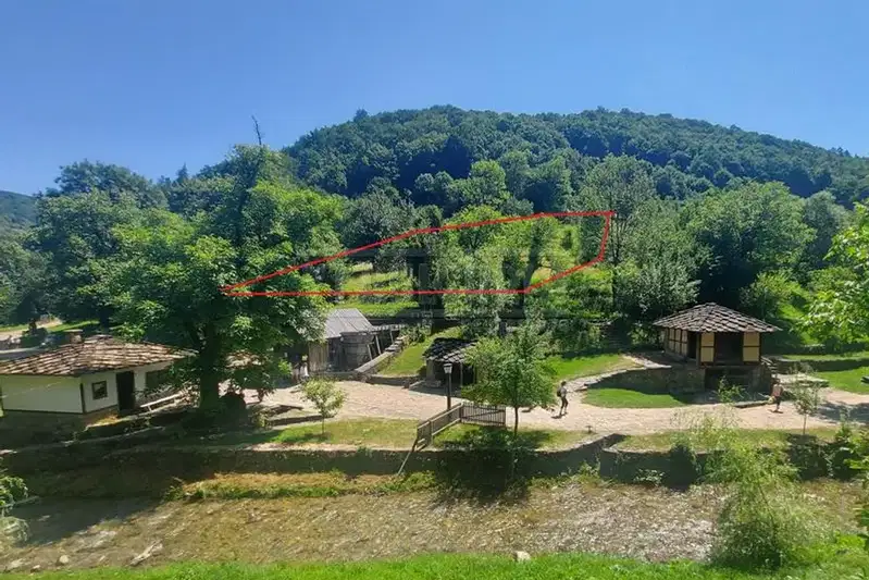 Plot in Gabrovo, Etyra