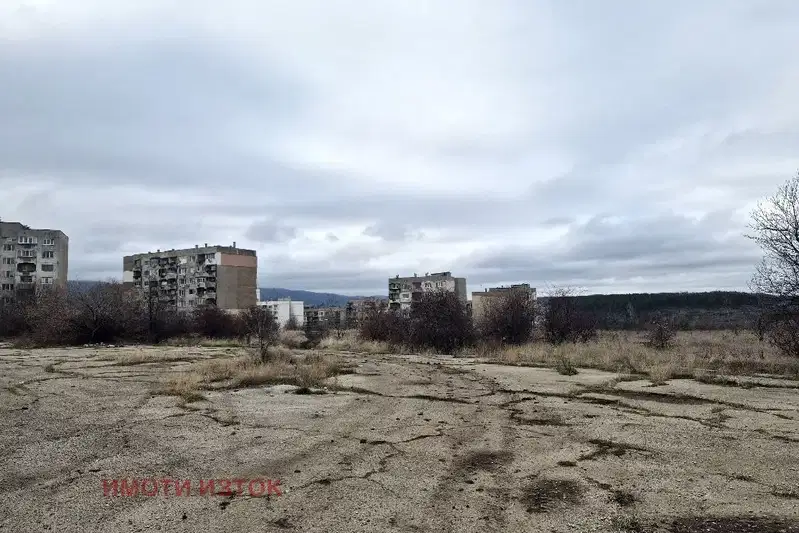 Plot in Pernik, Teva