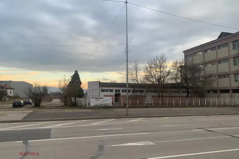 Парцел в София, Враждебна