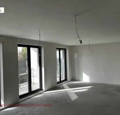 Снимка 2 — Тристаен апартамент с тераса и морска панорама в Бриз, Варна
