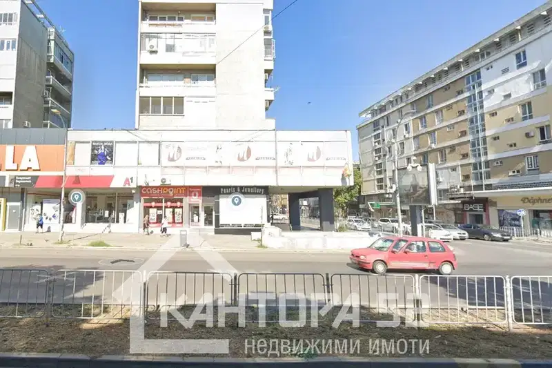 Тристаен апартамент с тераса в Централна поща, Варна
