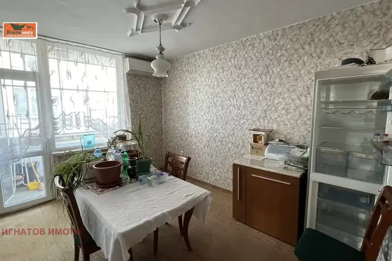 Тристаен апартамент в Пазарджик, Център