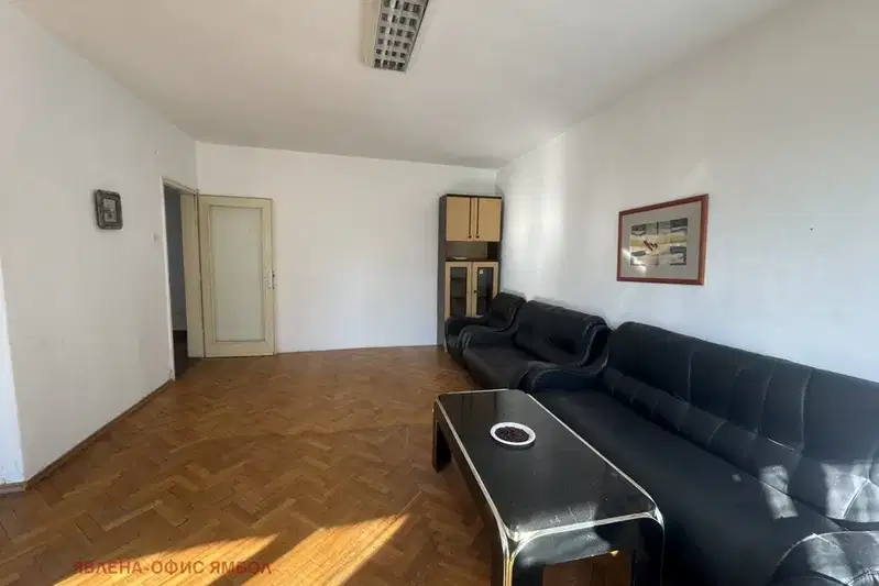3-bedroom apartment in Yambol, Centyr