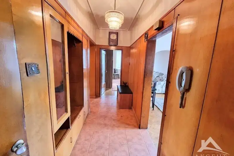 Тристаен апартамент в Перник, Център