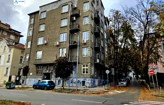 Тристаен апартамент в София, Докторски паметник