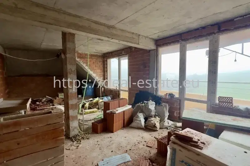 Тристаен апартамент в Еленово 2, Благоевград с три тераси