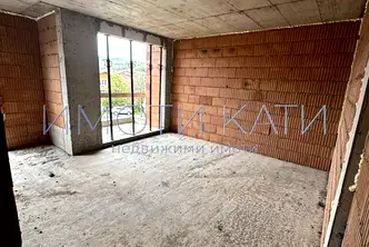 Тристаен апартамент в Перник, Мошино