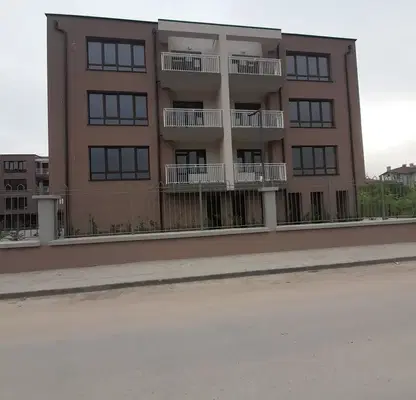 Снимка 2 — Тристаен апартамент с две тераси в Остромила, Пловдив