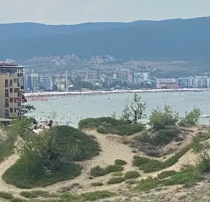 Снимка 2 — Многостаен апартамент с 4 стаи на първа линия море в Несебър