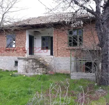 Снимка 5 — Къща с 3 стаи в с. Караманите с лешникова градина