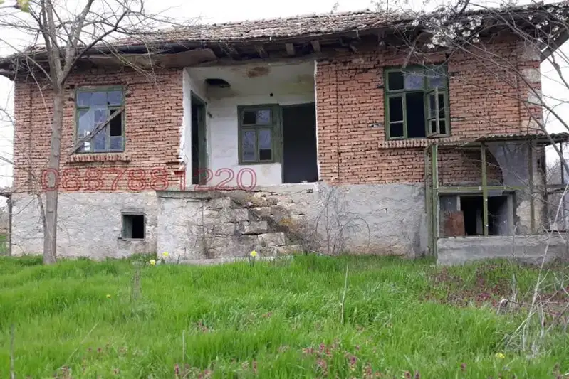 Къща с 3 стаи в с. Караманите с лешникова градина