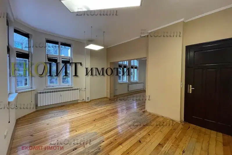 Многостаен апартамент в София, Докторски паметник