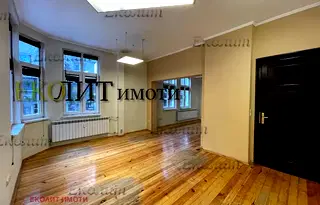 Многостаен апартамент в София, Докторски паметник