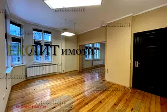Многостаен апартамент в София, Докторски паметник