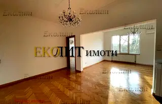 Многостаен апартамент в София, Докторски паметник