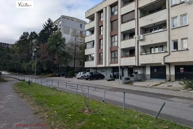 Многостаен апартамент в София, Изток