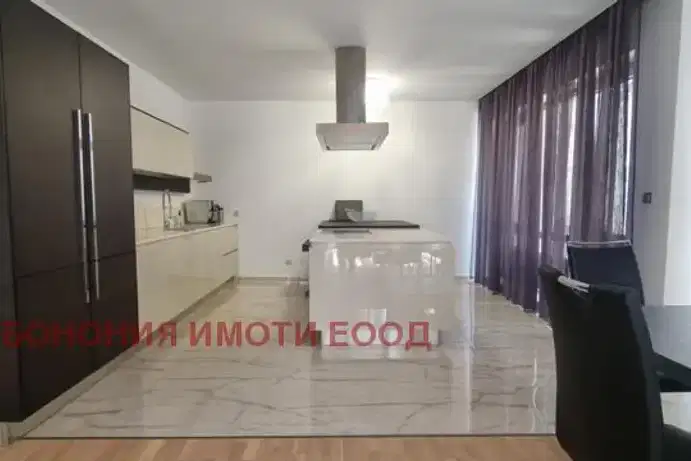 Многостаен апартамент в София, Изток