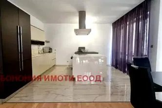Многостаен апартамент в София, Изток