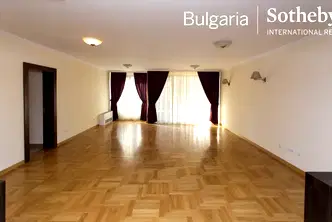 Многостаен апартамент в София, Изток