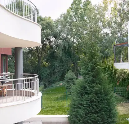 Снимка 5 — Просторен 4-стаен апартамент с двор в Киноцентъра, София