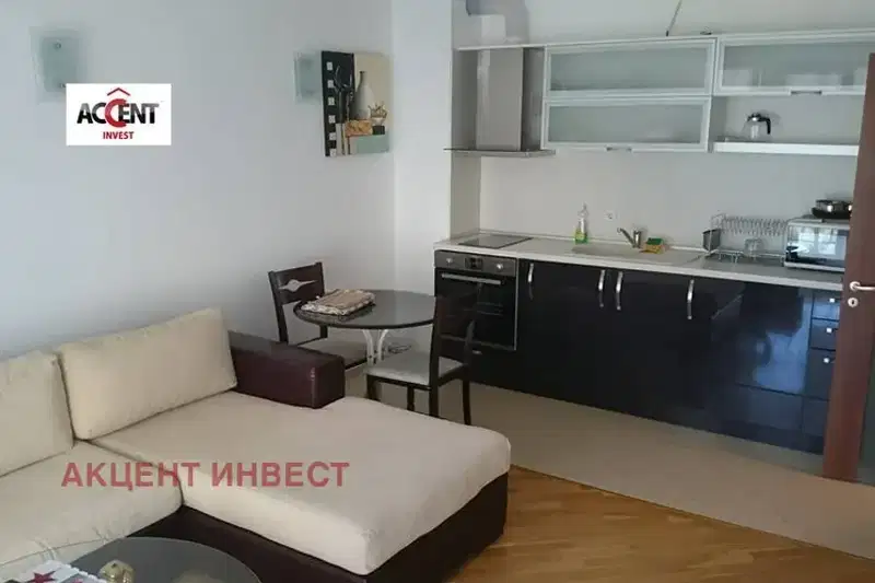 Двустаен апартамент с две тераси в Център, Варна до Операта