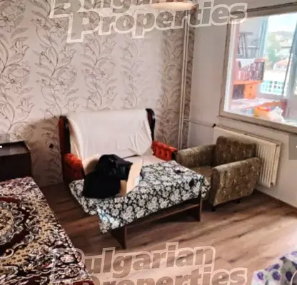 Снимка 2 — Двустаен апартамент с тераса в центъра на Шумен