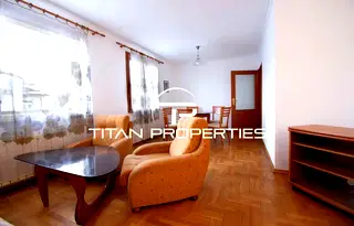 Двустаен апартамент в София, Докторски паметник