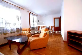 Двустаен апартамент в София, Докторски паметник