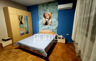 Двустаен апартамент в София, Докторски паметник