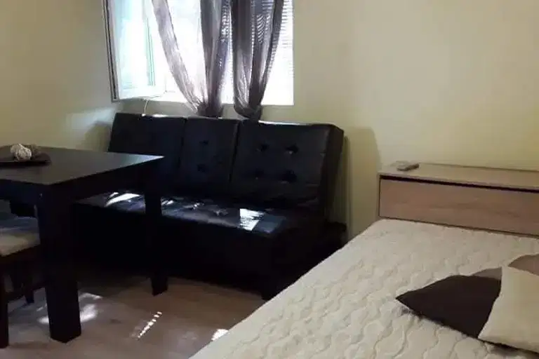 One-room apartment on the ground floor in Levski, Varna with separate entrance