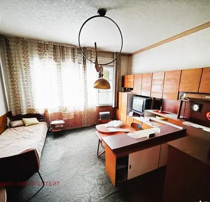 Photo 3 — Floor of House in Ruse, Centyr