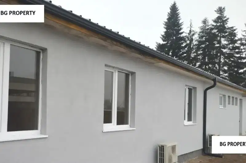 Хотел в София, Враждебна