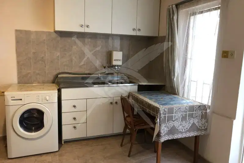 House in Varna, Pogrebi