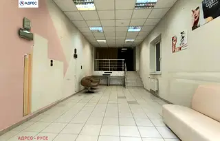 Магазин в Русе, Родина 1