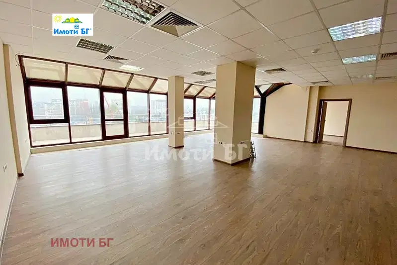 Office in Студентски