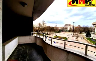 Офис в Русе, Център