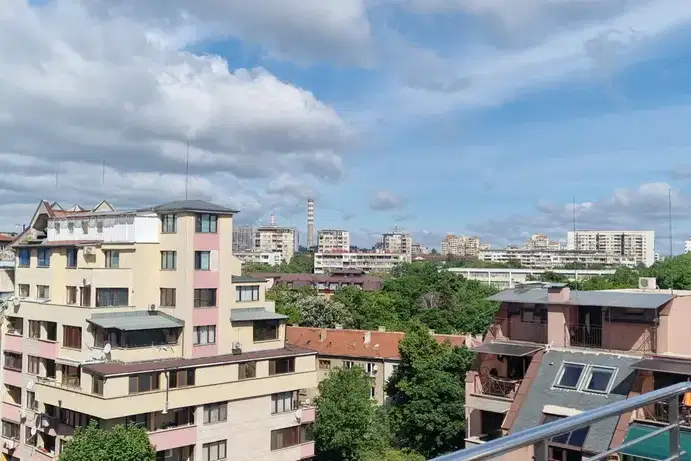 Офис в София, Белите брези