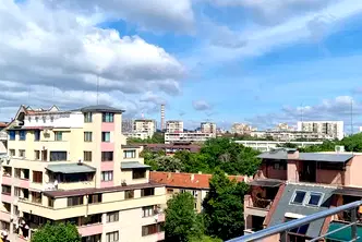 Офис в София, Белите брези
