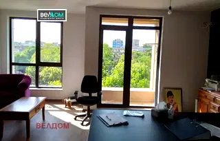 Офис във Варна, Център