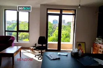 Офис във Варна, Център
