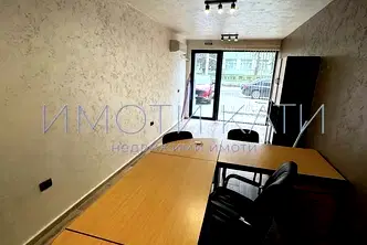 Офис в Перник, Изток
