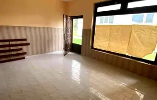 Офис в Перник, Изток