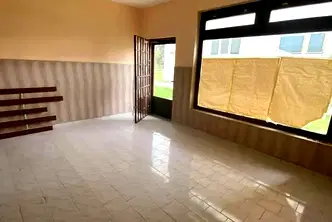 Офис в Перник, Изток
