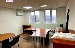 Офис в Перник, Изток
