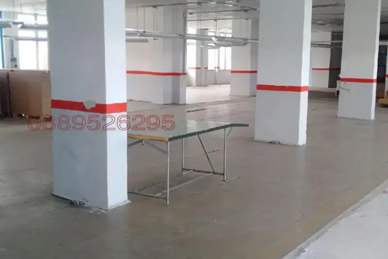 Industrial Building in Раз, Център