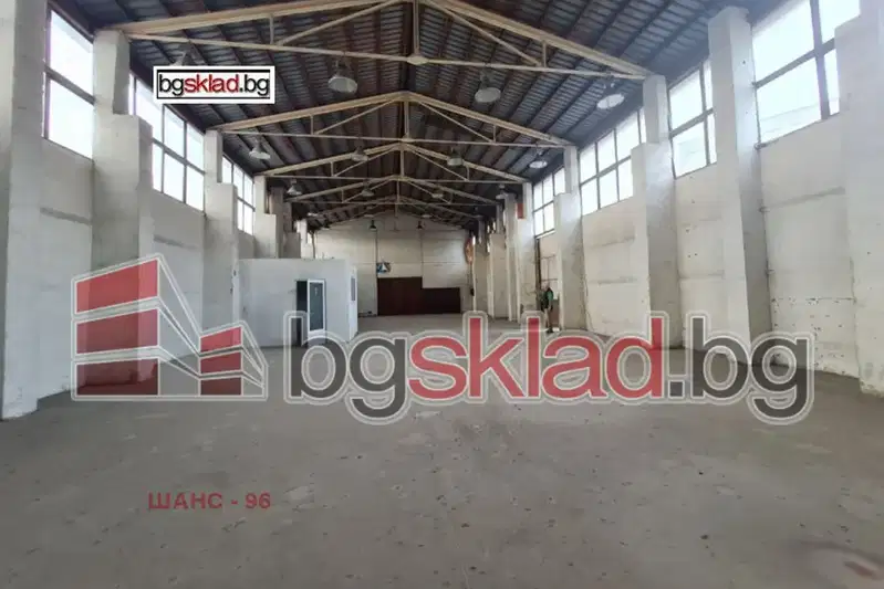 Склад във Варна, Младост 1